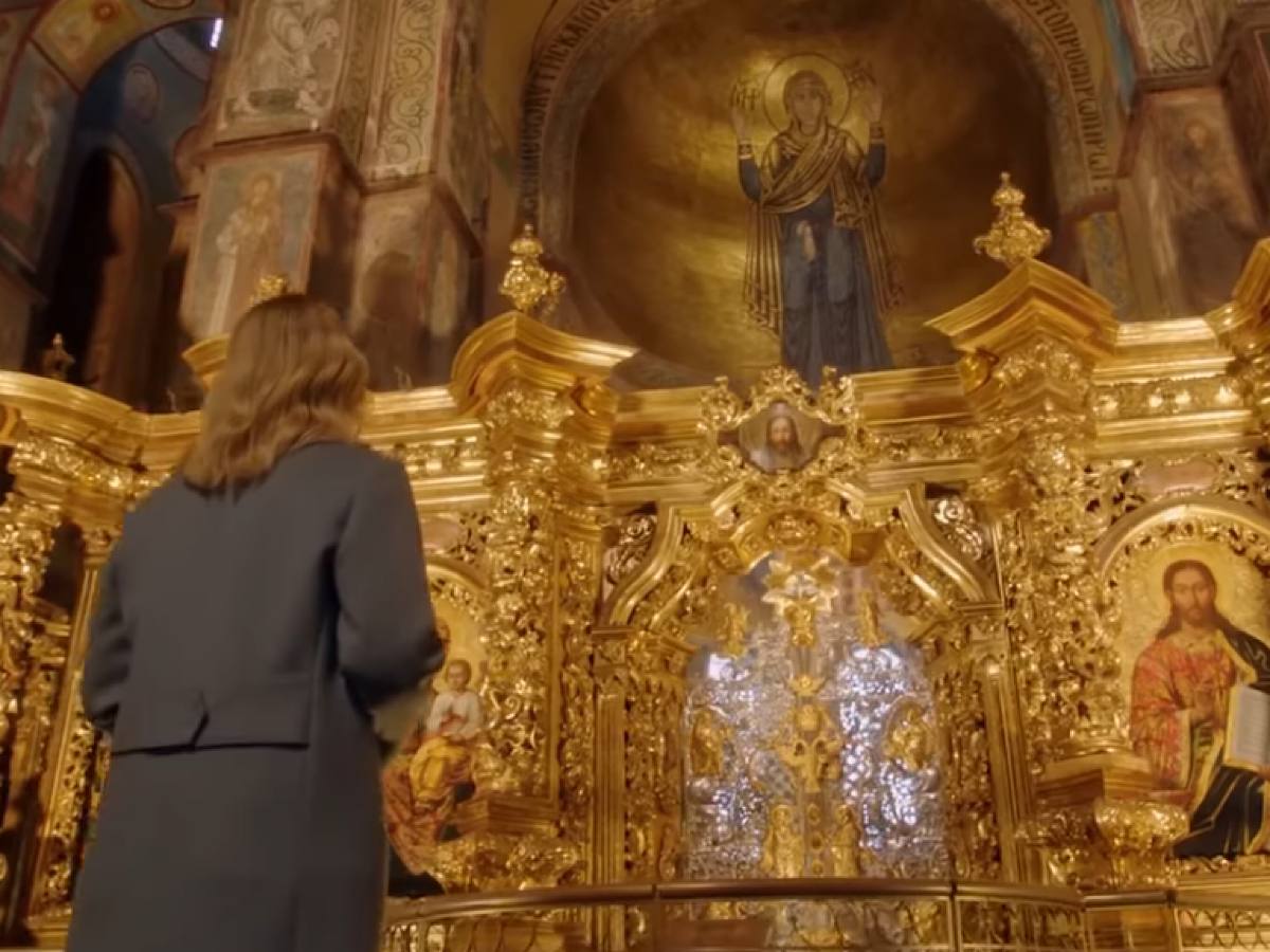 Олена Зеленська у ніжному вбранні привітала українців з Різдвом