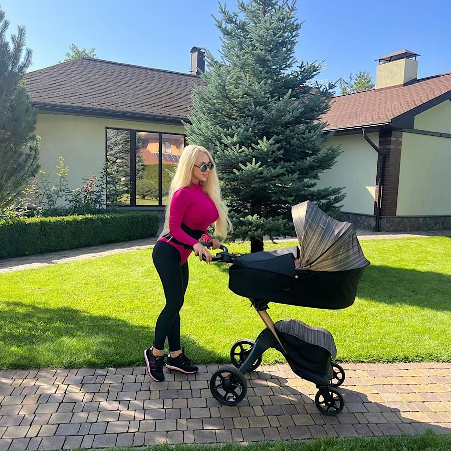 Покупает вещи на скидках: Николас Карма рассекретил стоимость лука певицы СолоХа (видео)