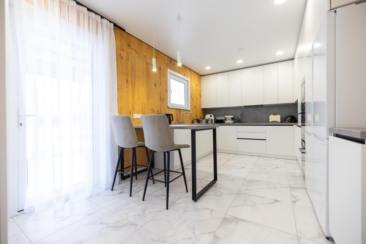 Олена Зеленська заселила багатодітну родину у новий будинок: "Передала ключі"