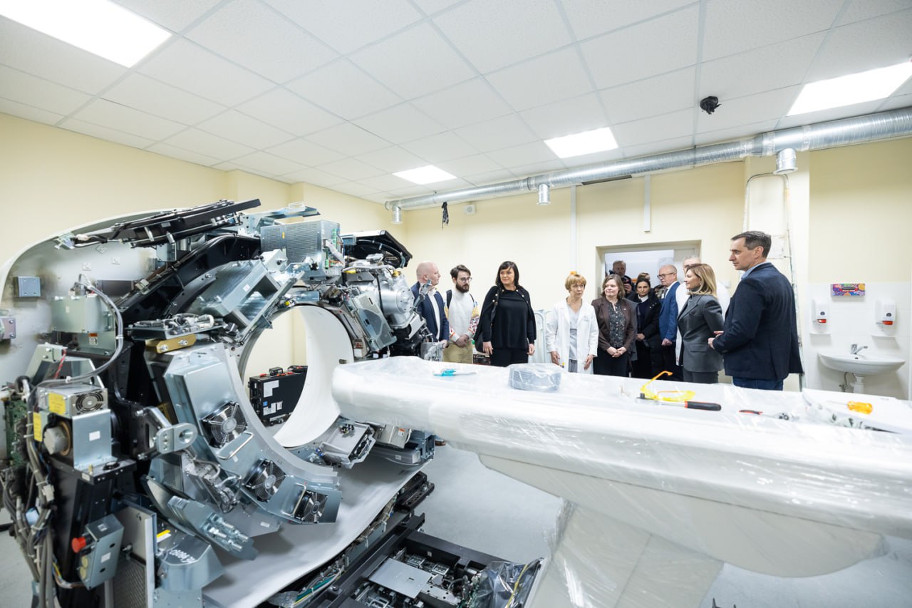 Елена Зеленская показала, как носить классический костюм с интересной формой брюк (фото)