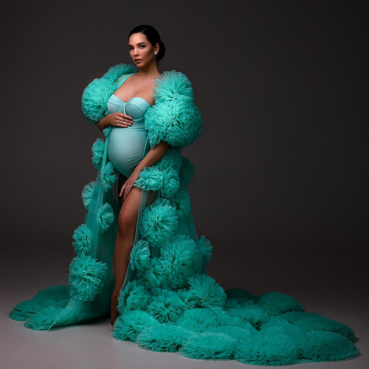 Жена Евгения Кота засветила беременный животик на последних сроках в яркой фотосессии