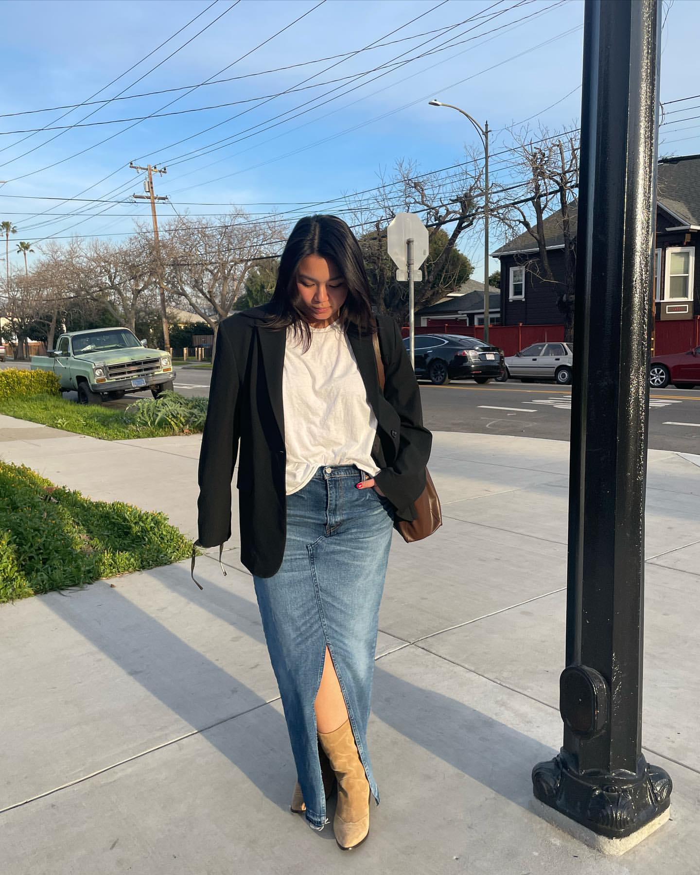 Довга джинсова спідниця - тренд сезону: з чим її поєднувати восени