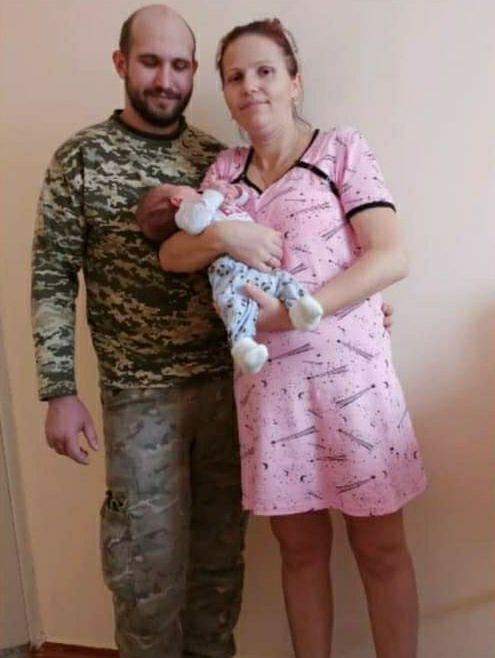 Зворушлива історія возз'єднання сім'ї у лікарні: поранений захисник обійняв новонародженого сина