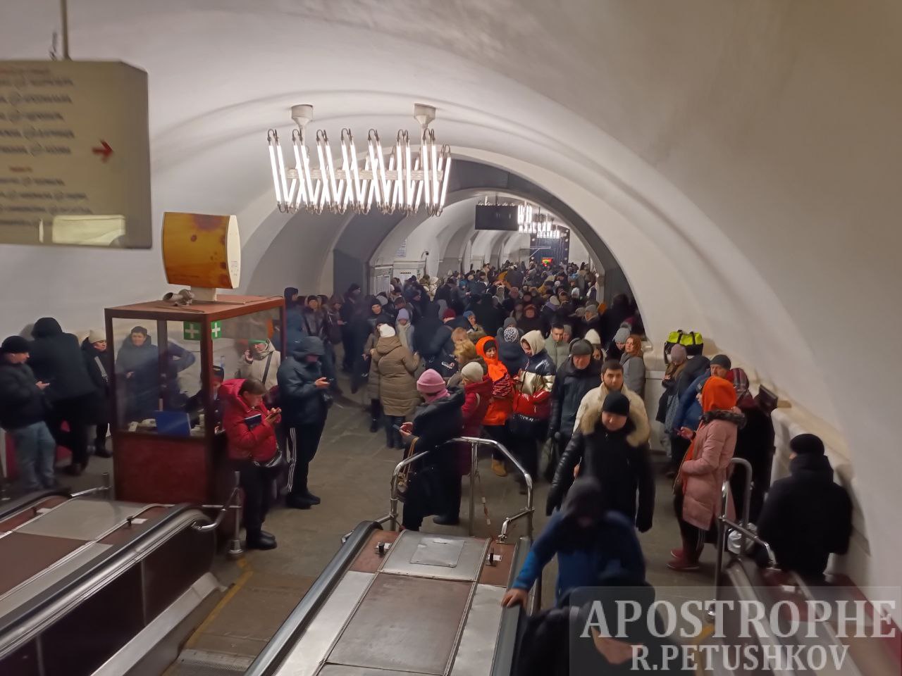 В метро Києва - колапс.  Хтось ховається від ракети, хтось поспішає на роботу (фото)