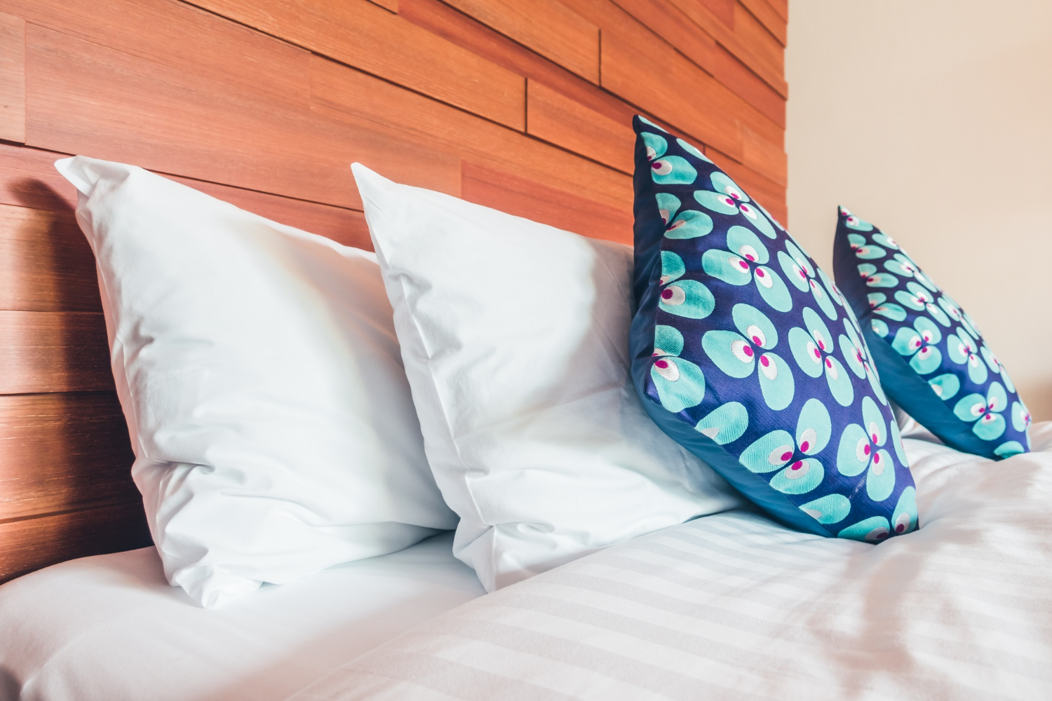 Сколько подушек нужно в дом для комфорта и идеального дизайна: 4 способа определить количество