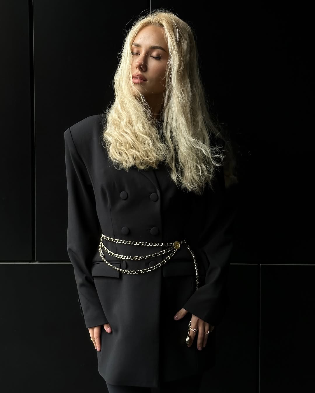 Платье, которое идет всем: Даша Квиткова показала must-have весеннего гардероба