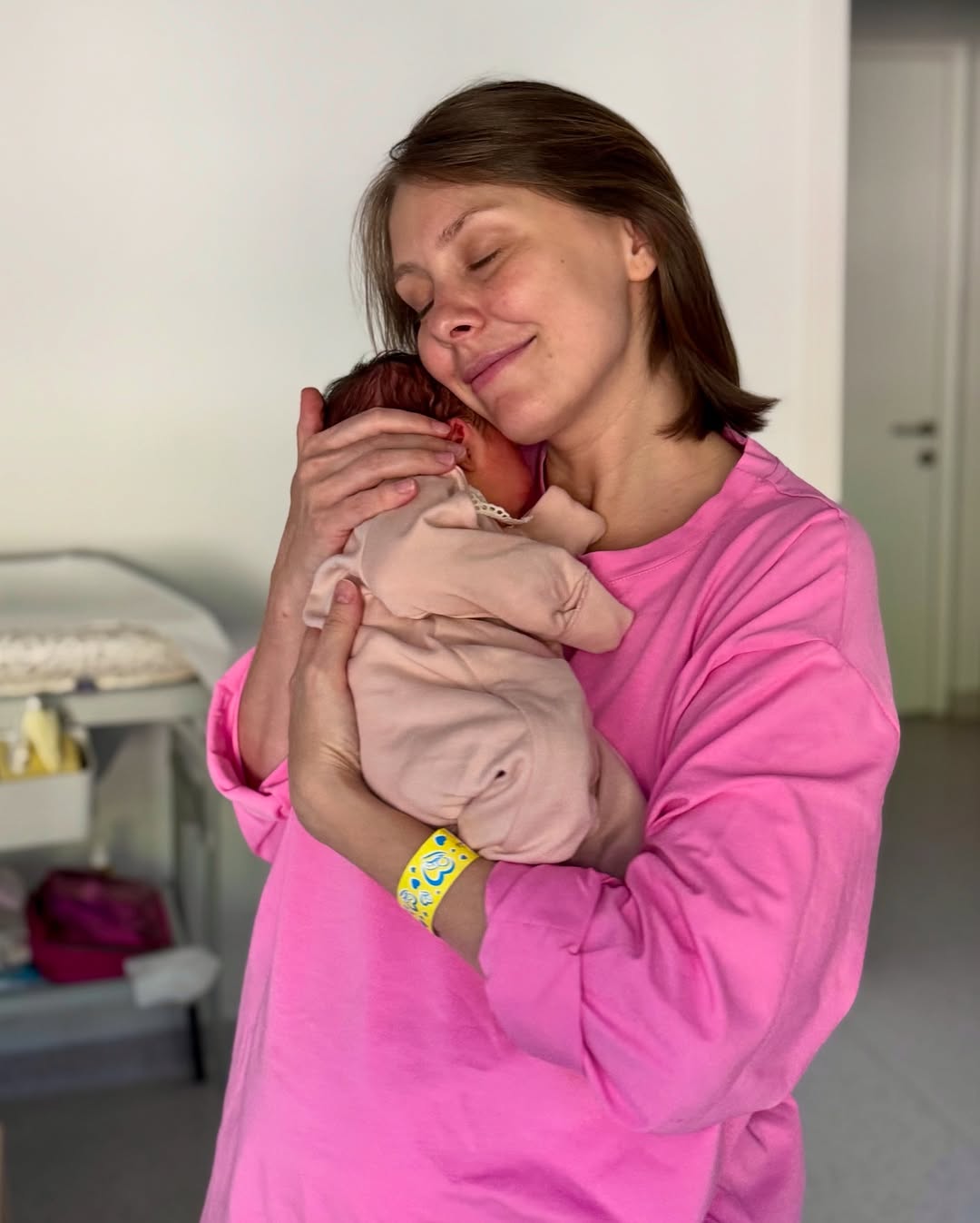 Известный украинский ведущий в третий раз стал отцом: первые фото и имя новорожденной дочери