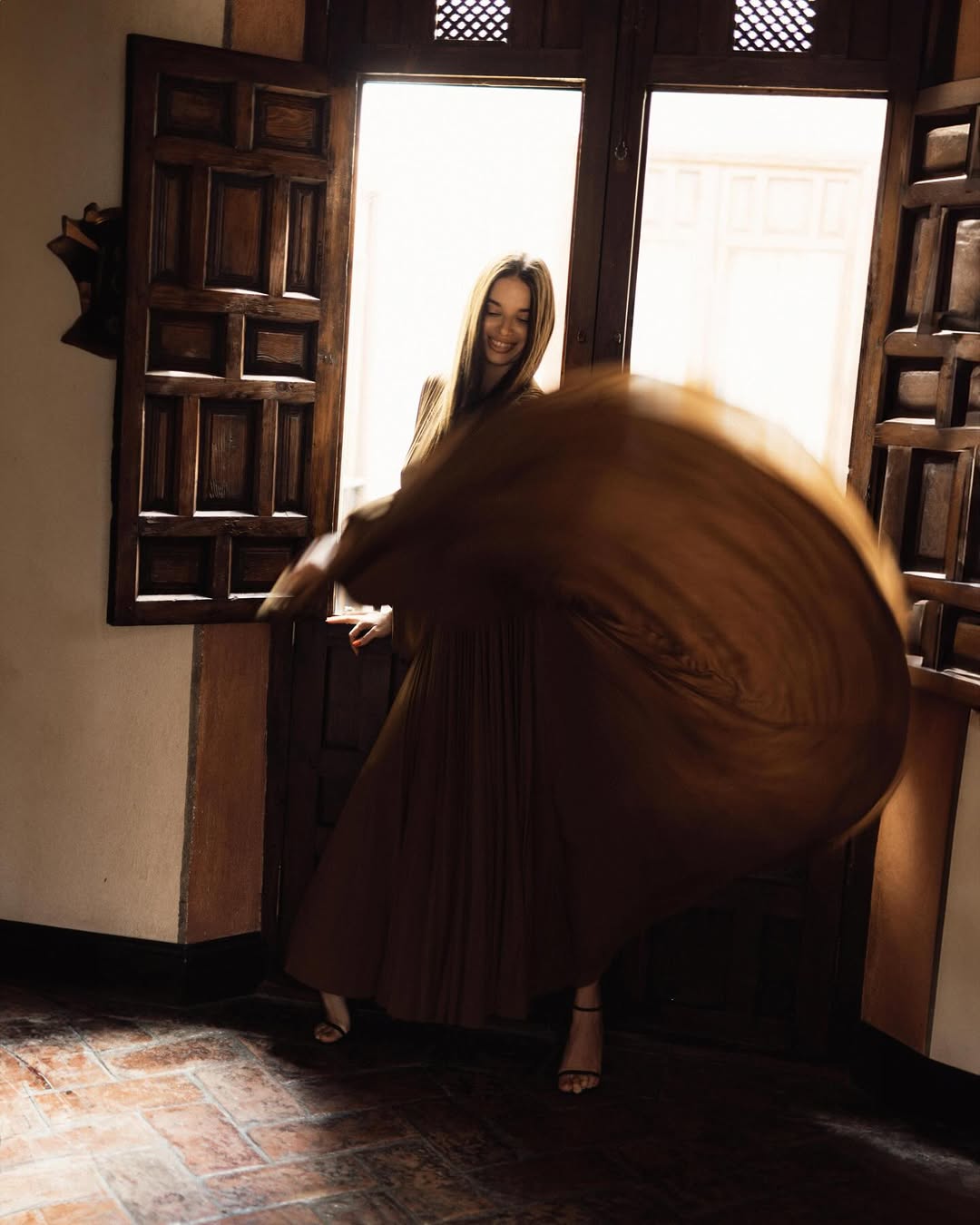 Дружина Усика вразила елегантним образом у максіспідниці та на підборах: стильні фото