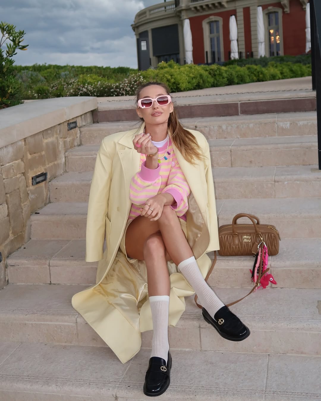 С сумкой за 130 тысяч и в трендовых лоферах. Бывшая Тищенко показала яркий "лук" на весну