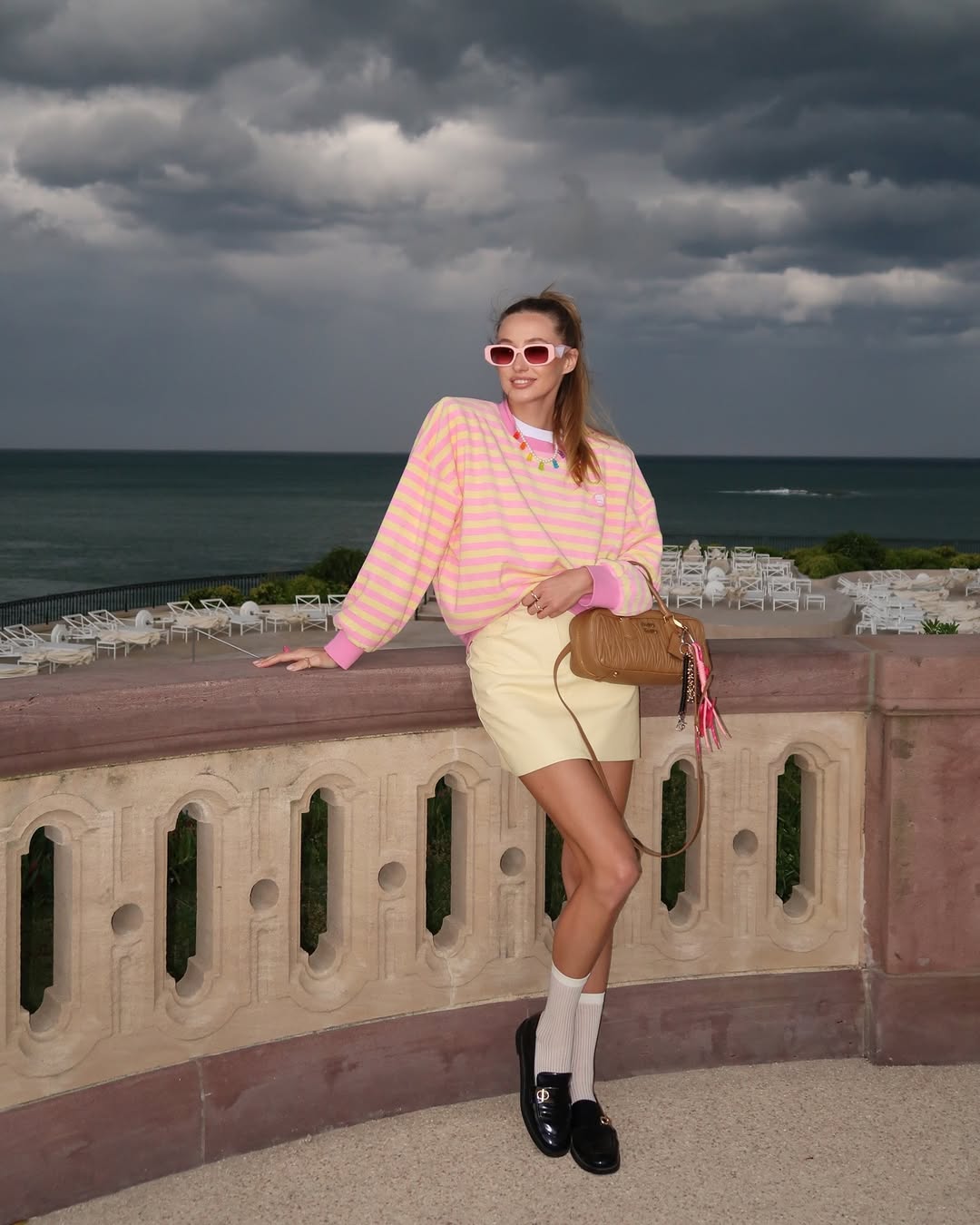 С сумкой за 130 тысяч и в трендовых лоферах. Бывшая Тищенко показала яркий "лук" на весну