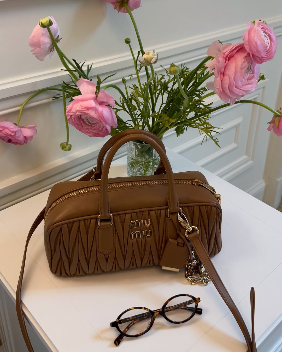 С сумкой за 130 тысяч и в трендовых лоферах. Бывшая Тищенко показала яркий "лук" на весну