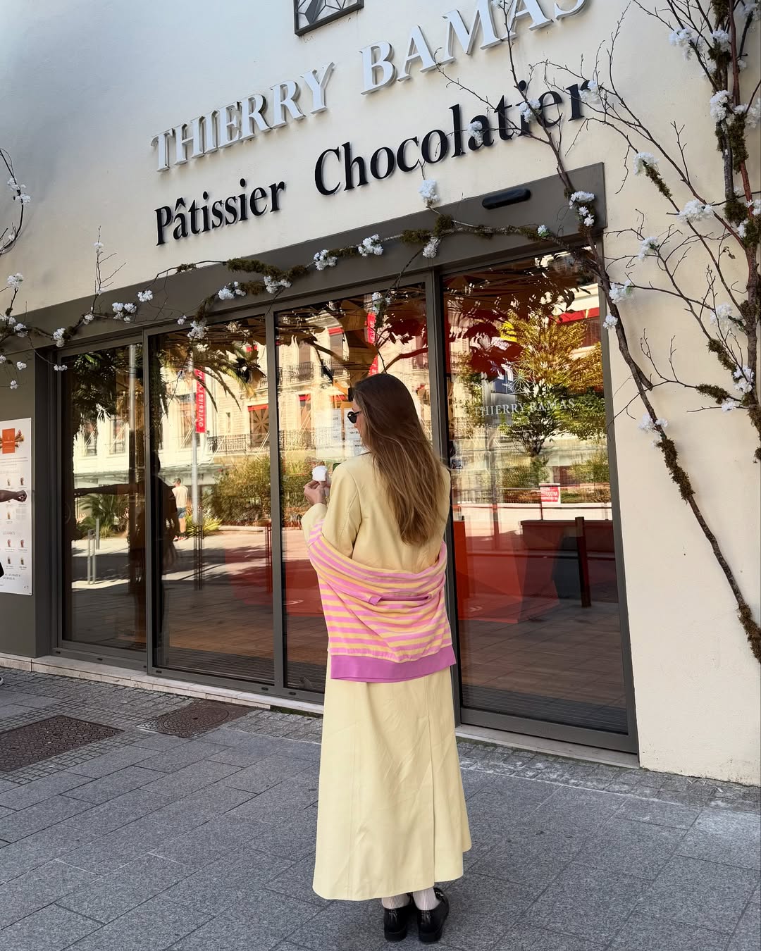 С сумкой за 130 тысяч и в трендовых лоферах. Бывшая Тищенко показала яркий "лук" на весну