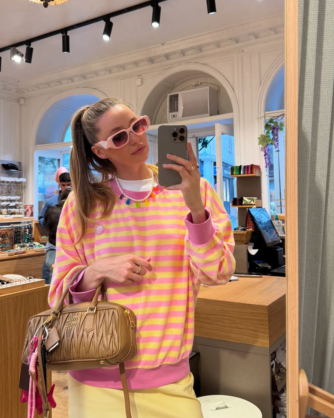 С сумкой за 130 тысяч и в трендовых лоферах. Бывшая Тищенко показала яркий "лук" на весну