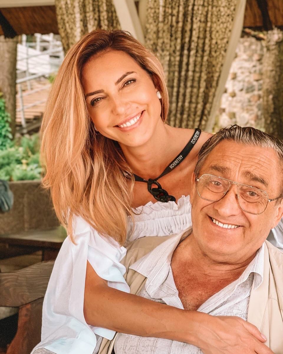 Марина Боржемская показала редкие семейные фото со своим отцом и детьми