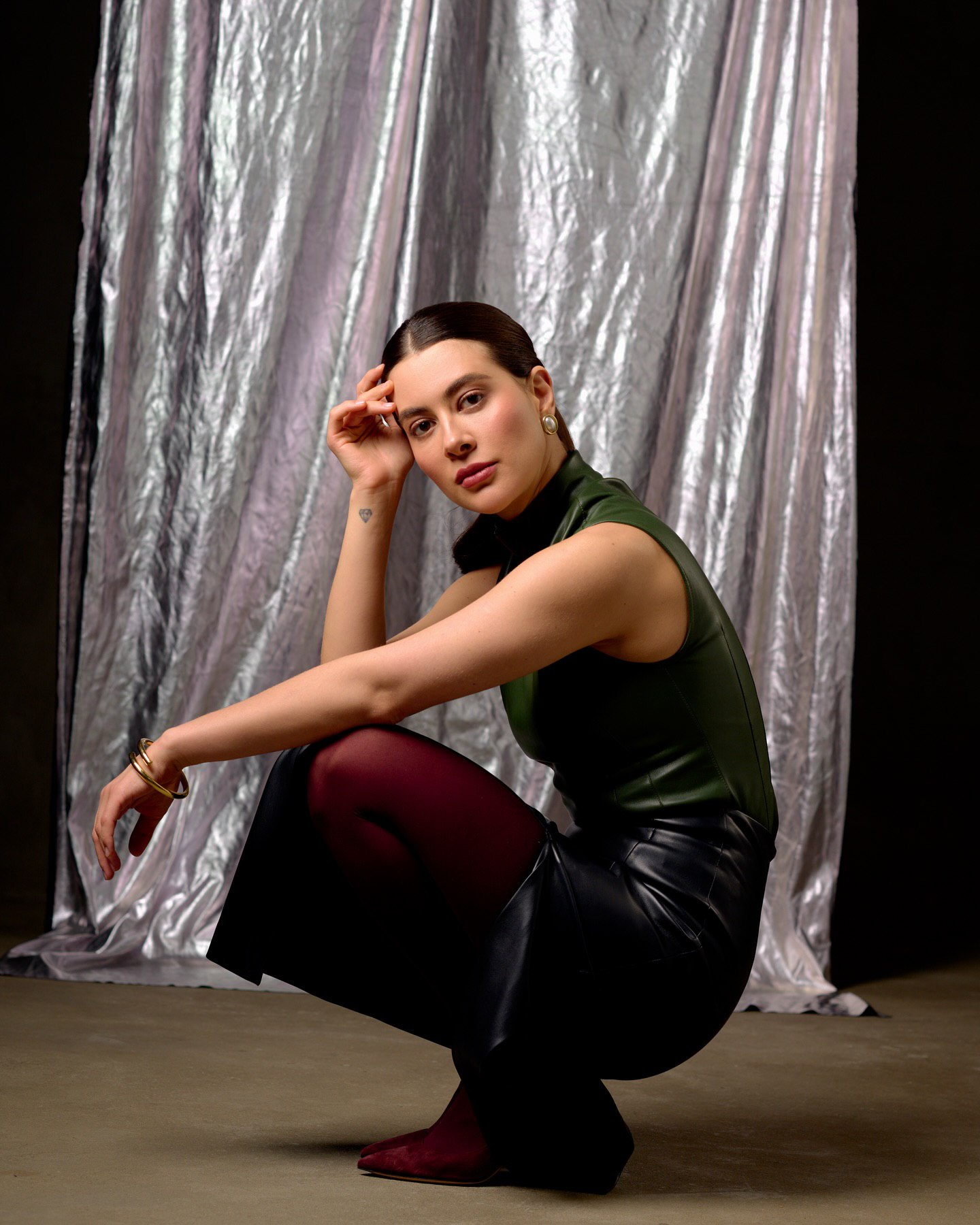 Формула модного образа: MamaRika и Рамина показали, как стилизовать кожаную юбку