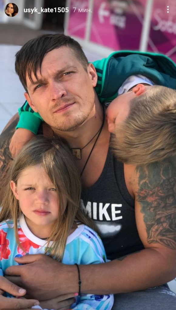 Дружина Усика показала боксера з дітьми: щемливі сімейні фото