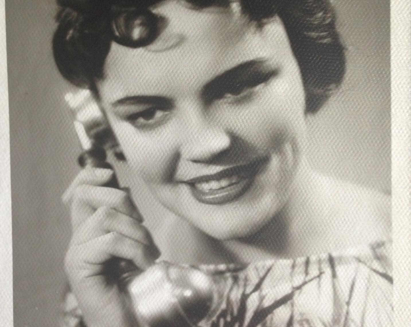 Ольга Сумська зачарувала рідкісними фото покійної мами у її день народження