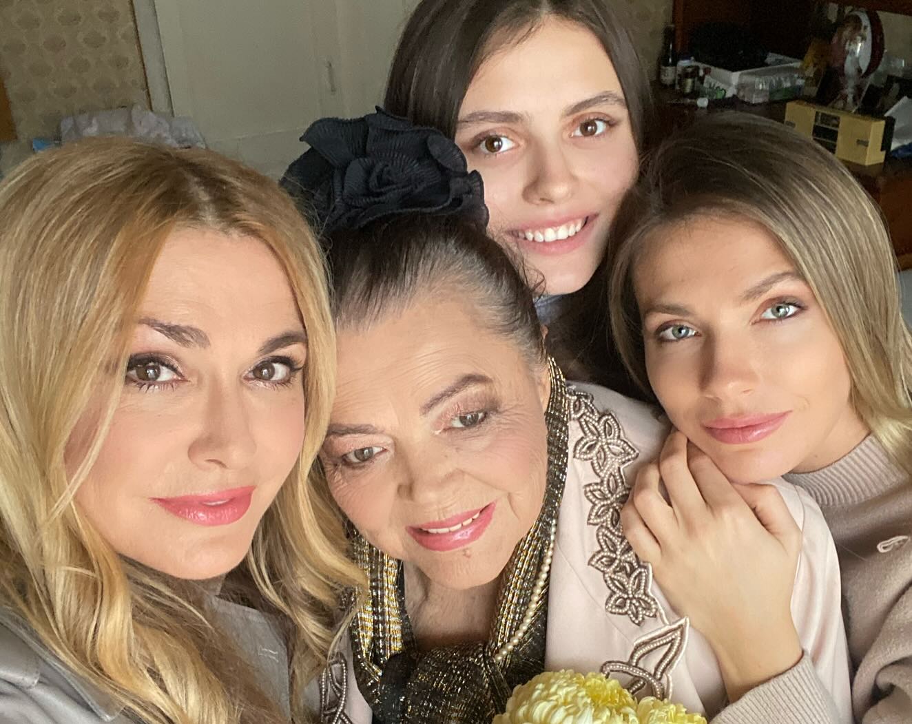 Ольга Сумська зачарувала рідкісними фото покійної мами у її день народження