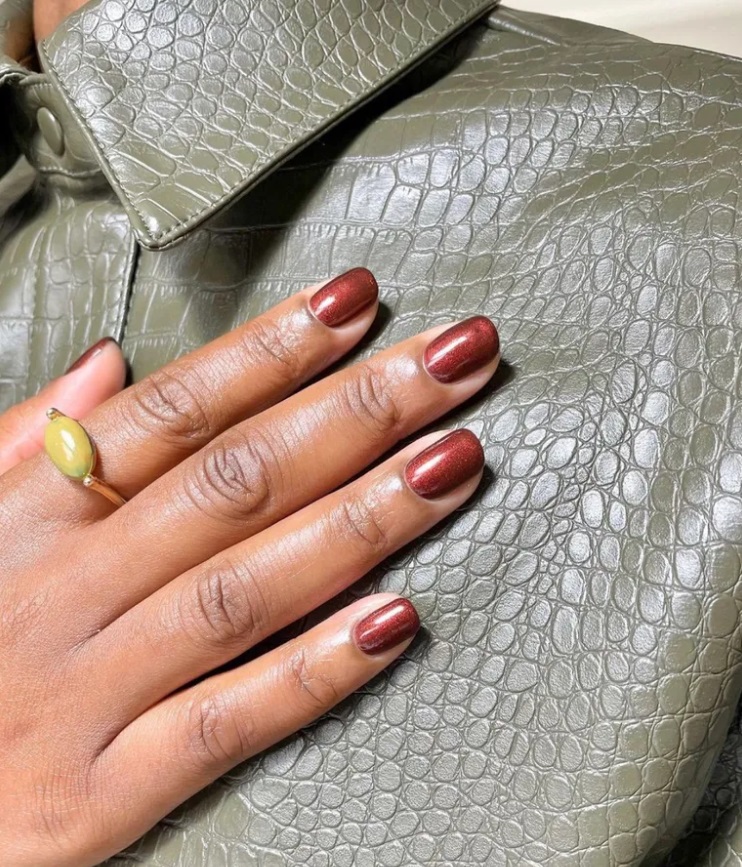 Манікюр Селени Гомес і Хейлі Бібер: який колір лаку виглядає дуже дорого на нігтях