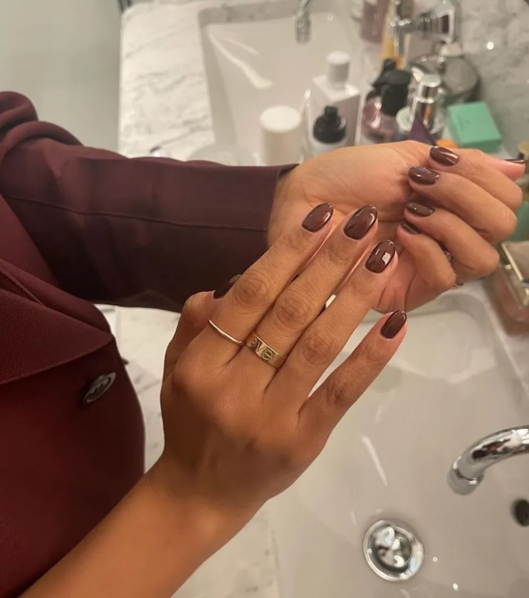 Манікюр Селени Гомес і Хейлі Бібер: який колір лаку виглядає дуже дорого на нігтях