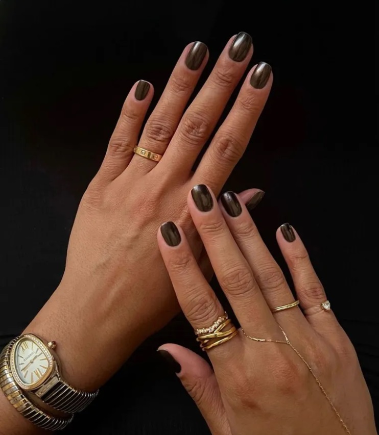 Манікюр Селени Гомес і Хейлі Бібер: який колір лаку виглядає дуже дорого на нігтях