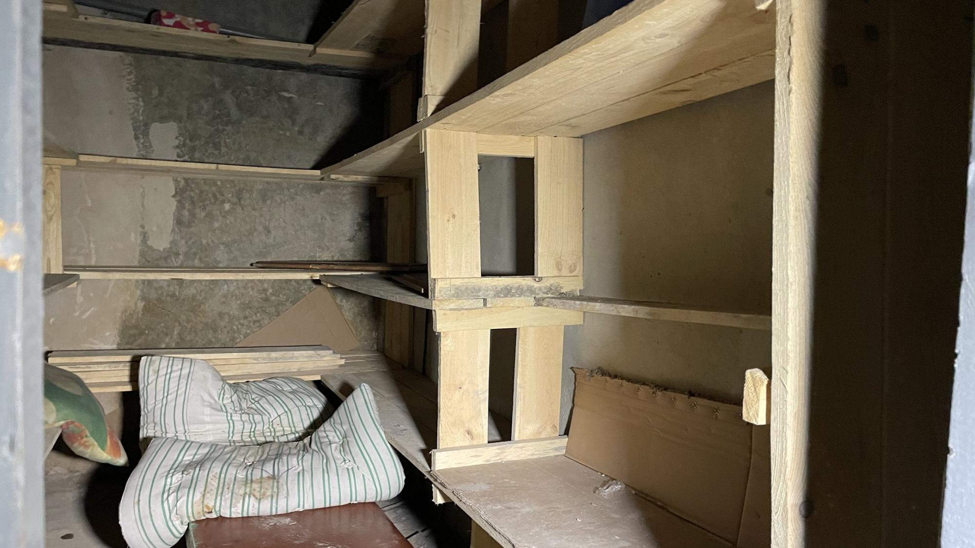 Электрические кабели и противогазы: появились новые фото из пыточной камеры оккупантов в Изюме