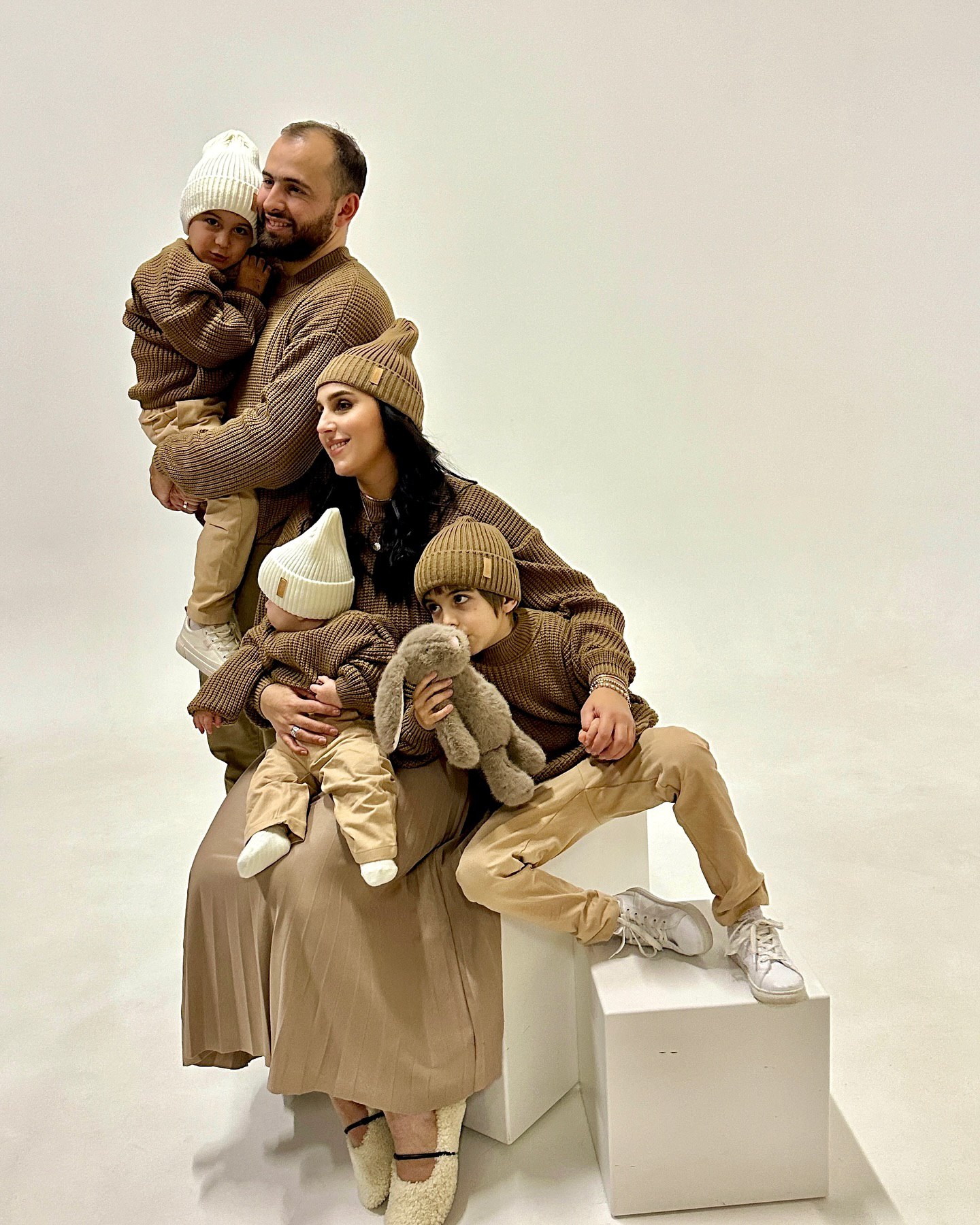 Джамала умилила стильным фэмили "луком" с мужем и тремя сыновьями: уютные фото