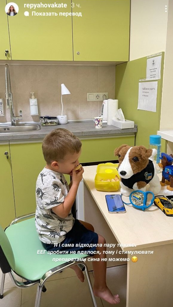 "Очень сильная истерика и испуг": жена Виктора Павлика рассказала о травме сына во время обследования