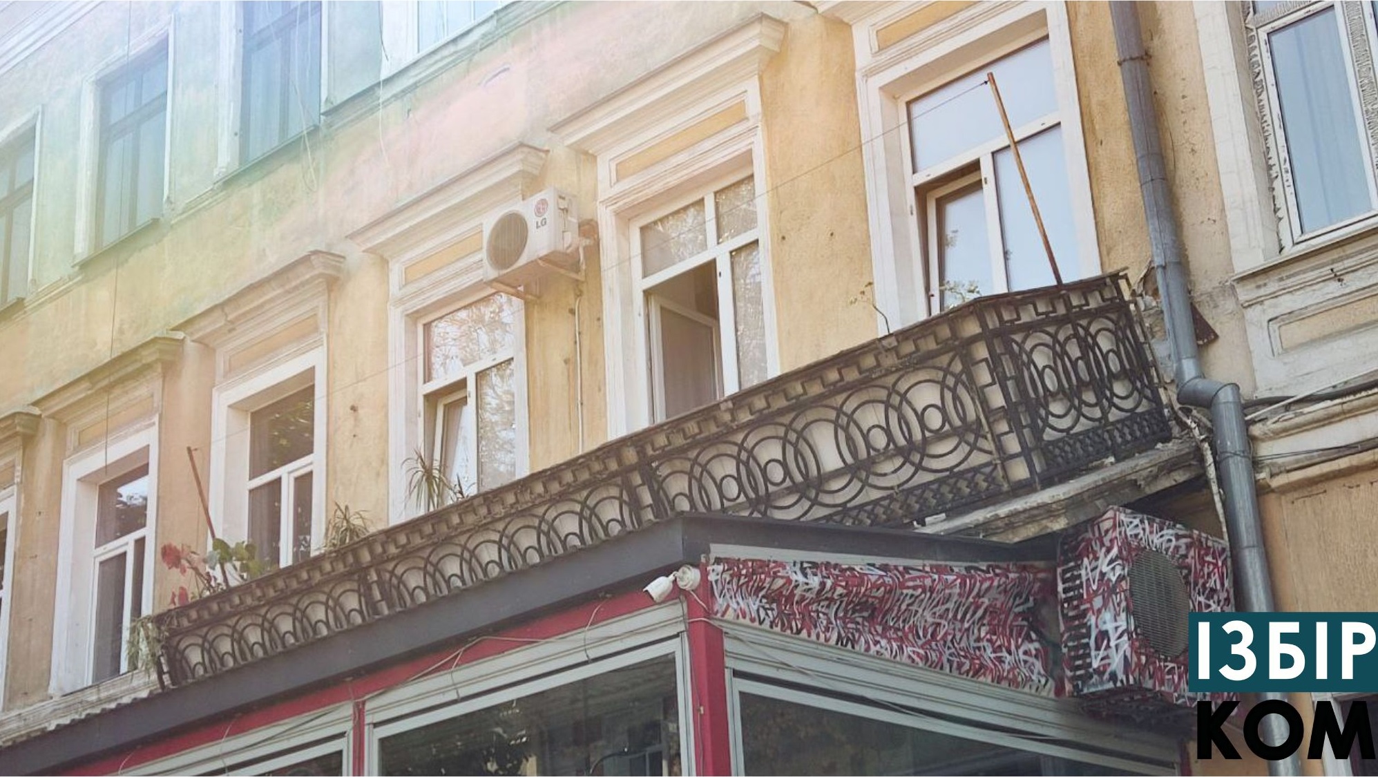 У центрі Одеси впав балкон з власницею квартири в будинку-пам'ятці архітектури (фото)
