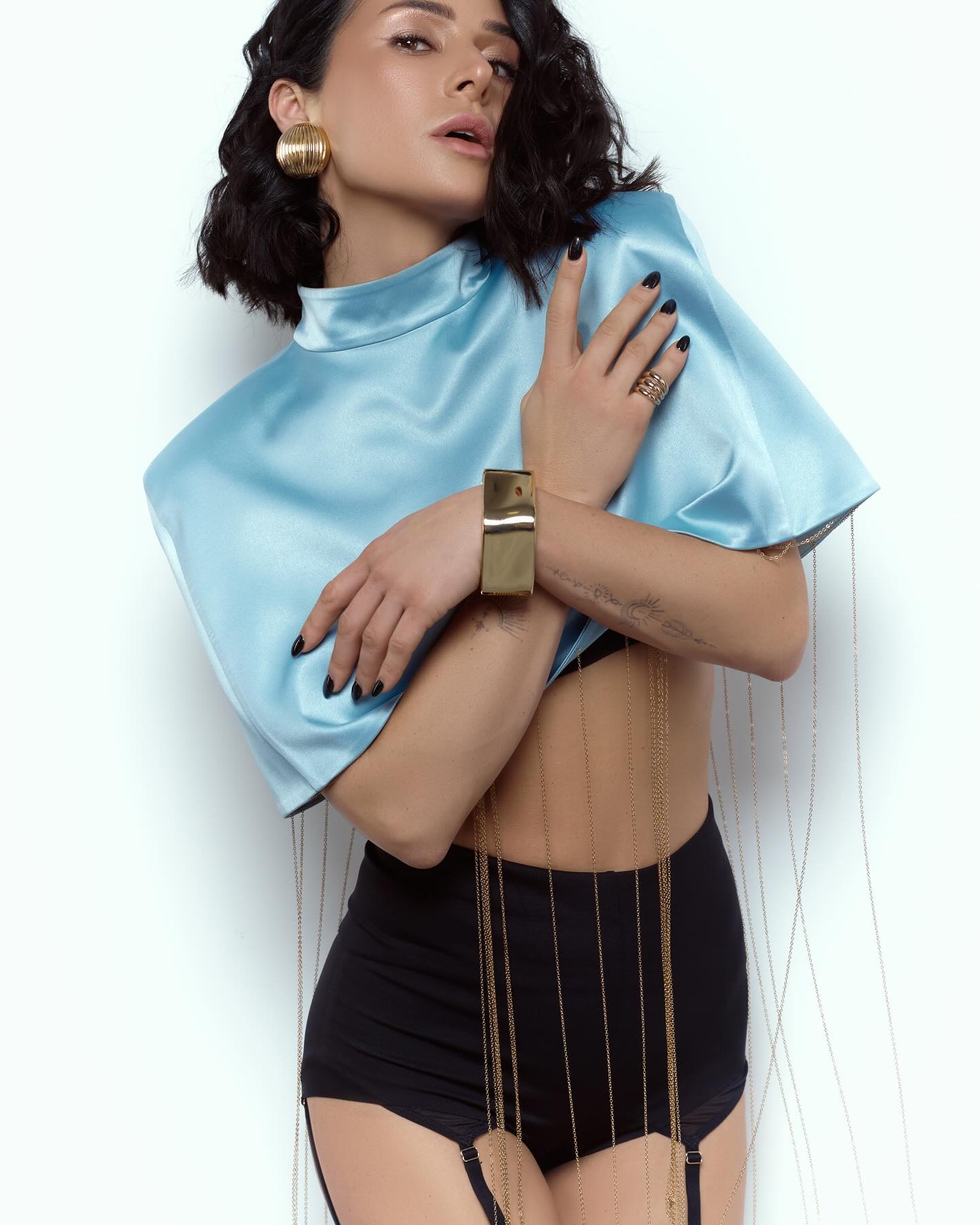 Топ, високі чоботи і панчохи: Злата Огнєвіч похизувалася стрункою фігурою на спокусливих фото