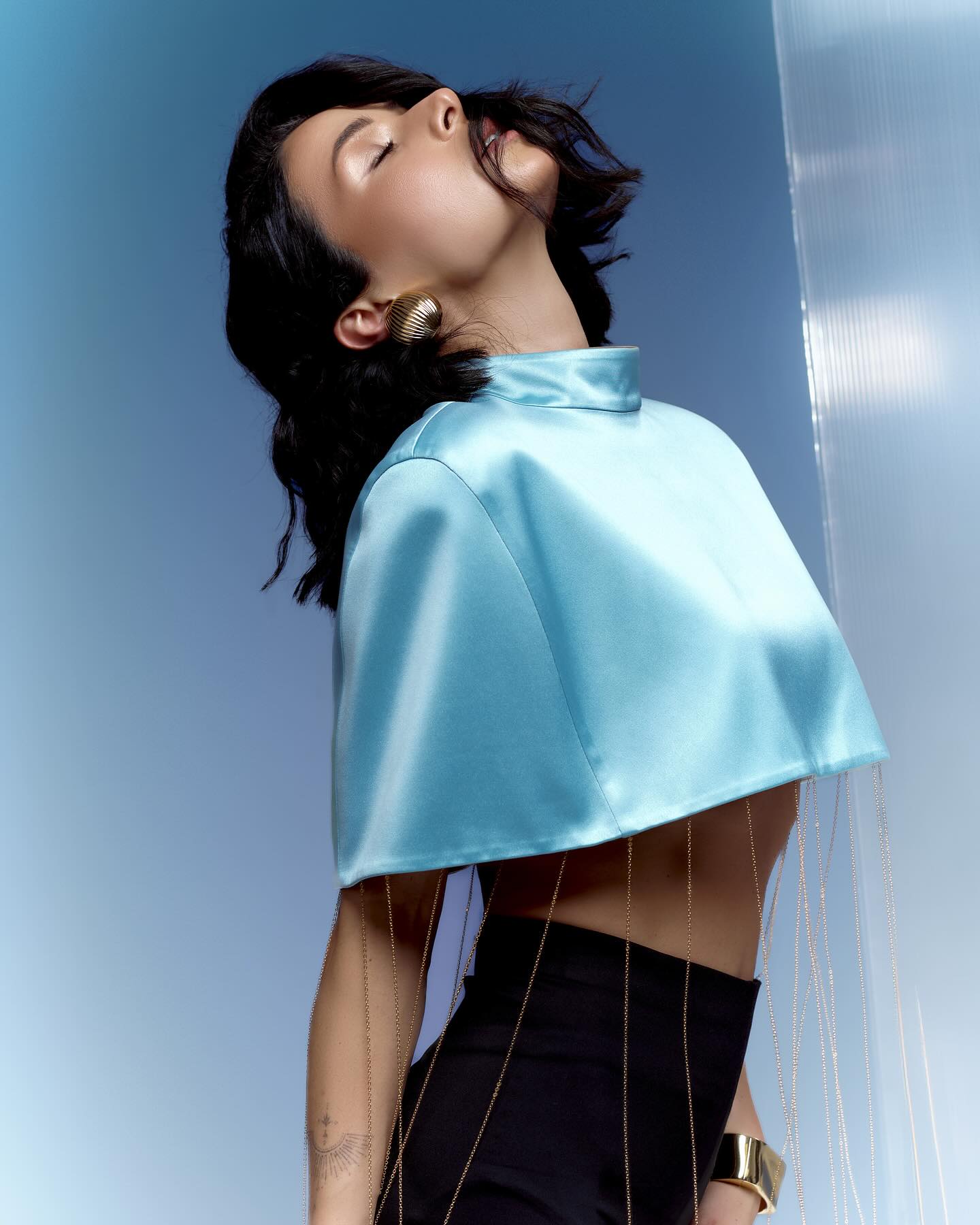 Топ, високі чоботи і панчохи: Злата Огнєвіч похизувалася стрункою фігурою на спокусливих фото