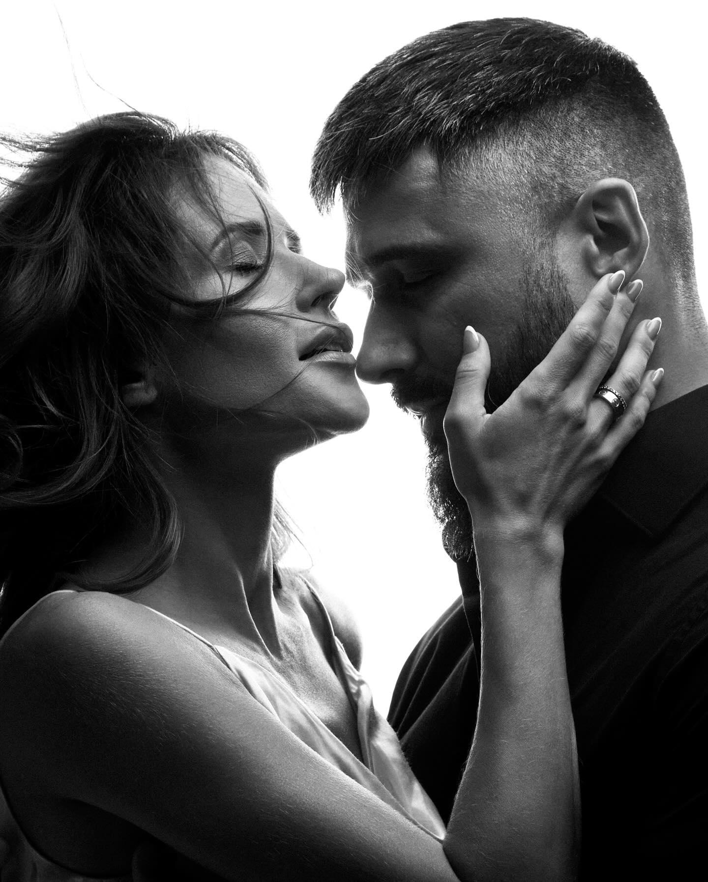 "Пара на мільйон": Денисенко розчулила обіймами з чоловіком-військовим