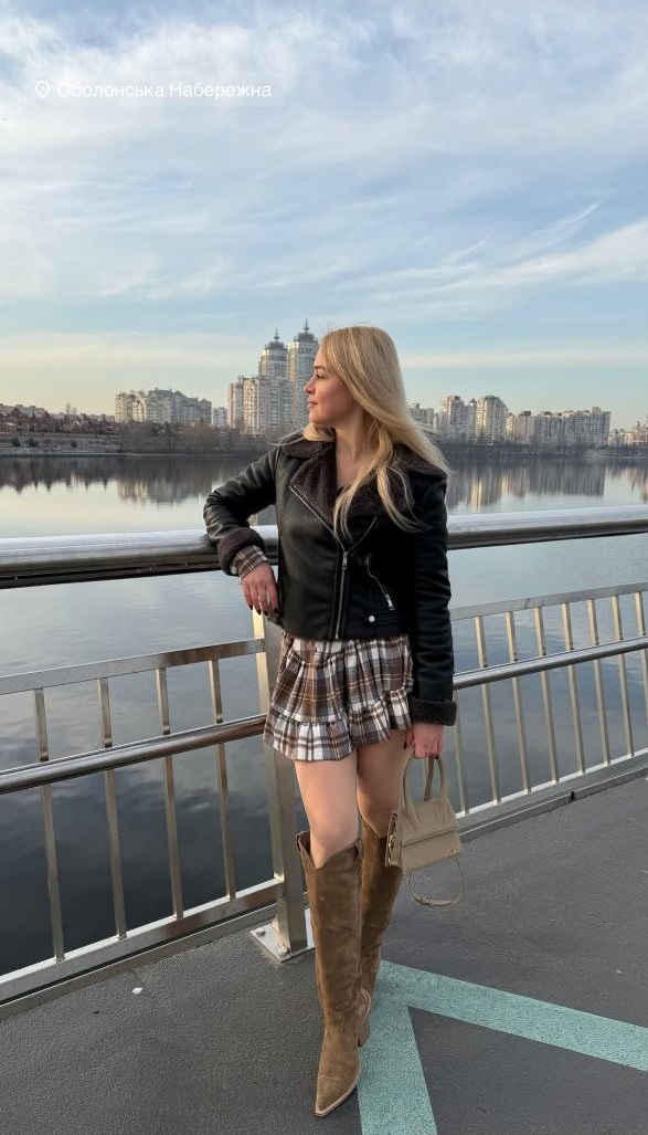 Переможниця "Холостяка" показала трендові чоботи, які мають бути у гардеробі кожної модниці