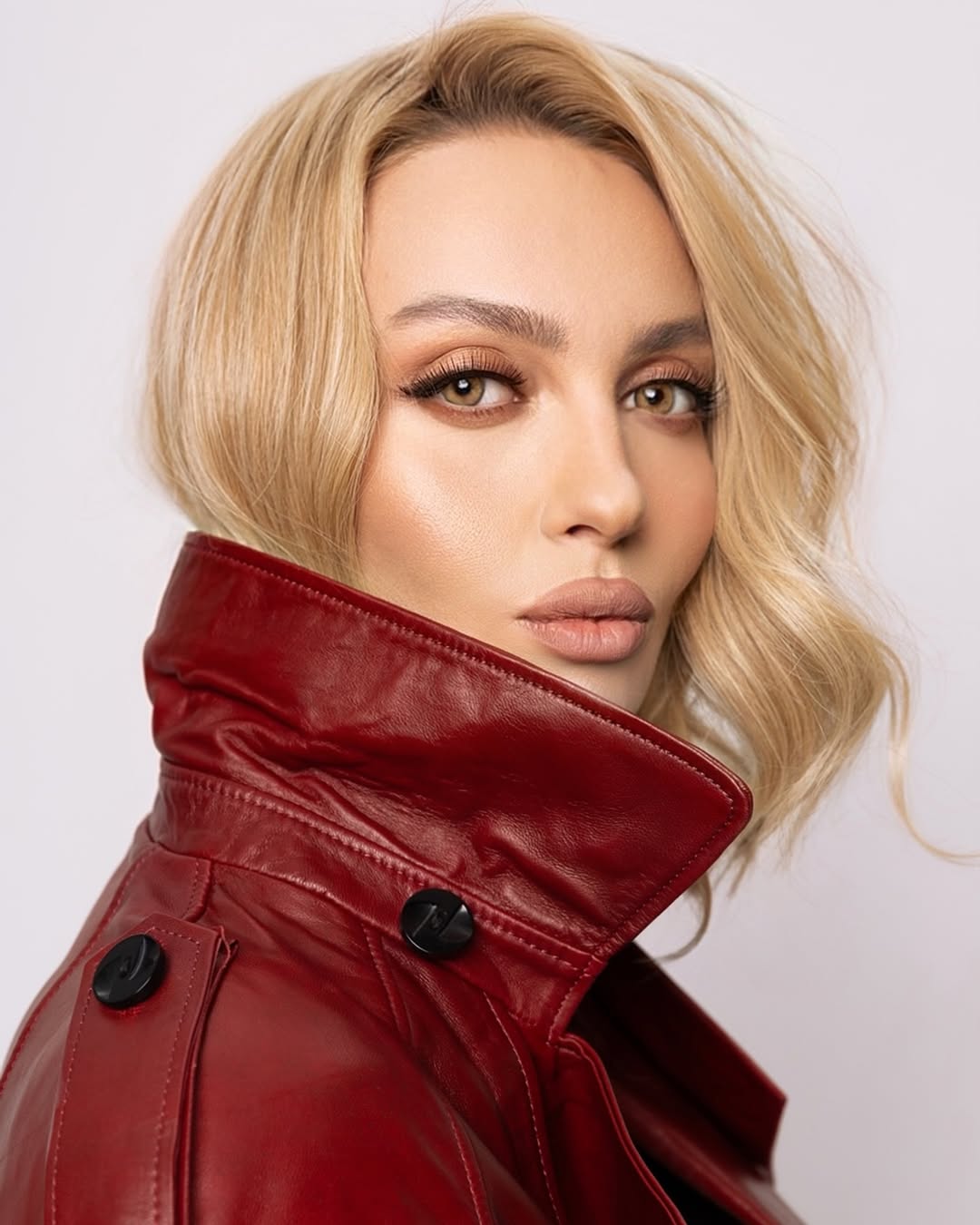 В чому відсвяткувати День святого Валентина: стильні образи Огнєвіч і Полякової в найбільш трендовому відтінку 2025 року