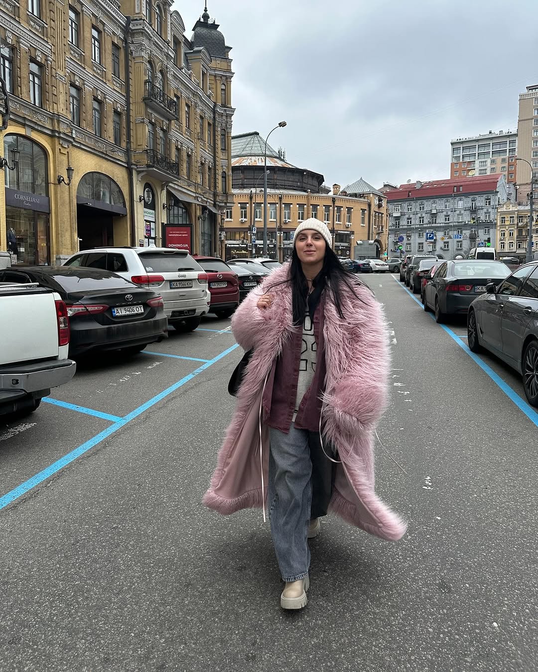 Джамала показала, как носить самый модный оттенок сезона - пудро-розовый