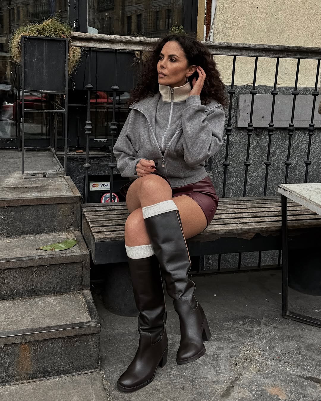 Як носити високі чоботи? Настя Каменських показала стильний образ на весну 2025 року