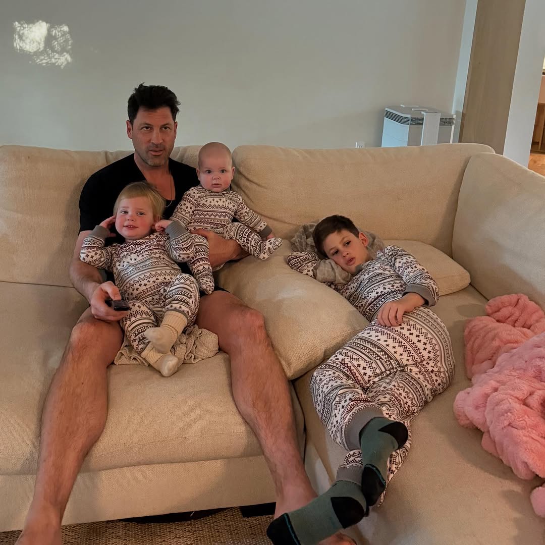 Бывший "Холостяк" впервые за долгое время показал троих детей: милые семейные фото