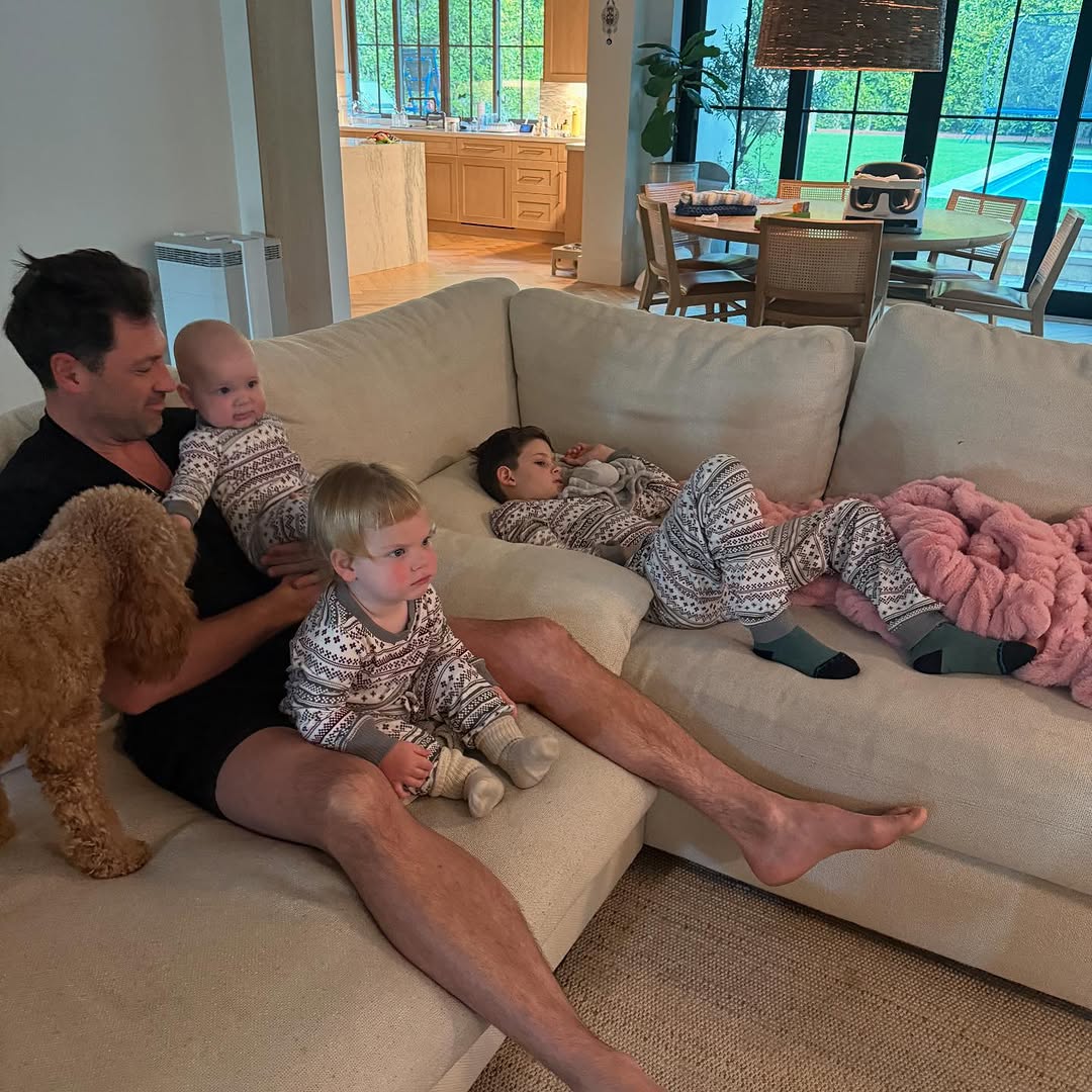 Бывший "Холостяк" впервые за долгое время показал троих детей: милые семейные фото