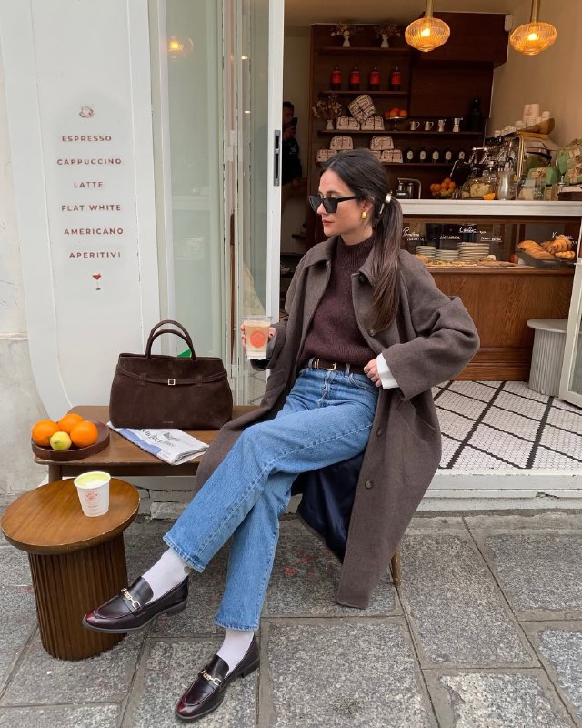 З чим носити класичні сині джинси? Топ-5 кольорів, щоб виглядати стильно