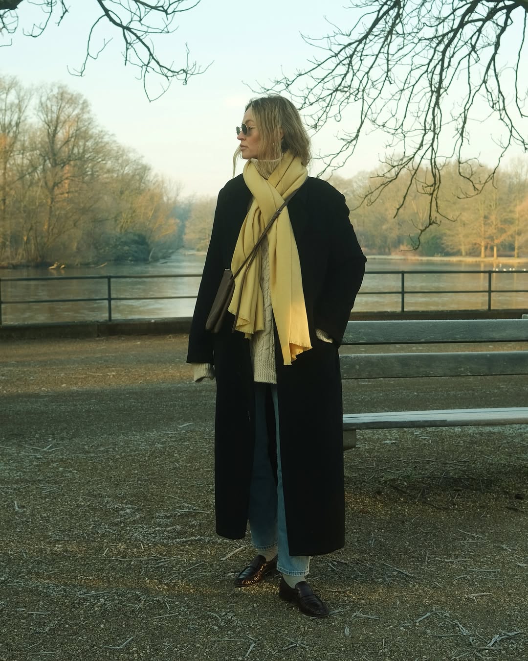 З чим носити класичні сині джинси? Топ-5 кольорів, щоб виглядати стильно