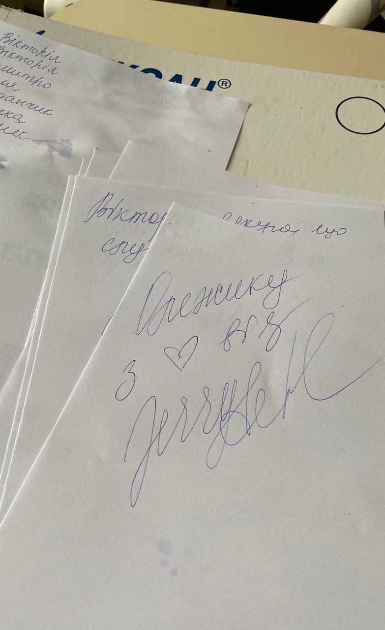 Jerry Heil показала, как выглядит после падения в оркестровую яму: "вставать и садиться не могу"