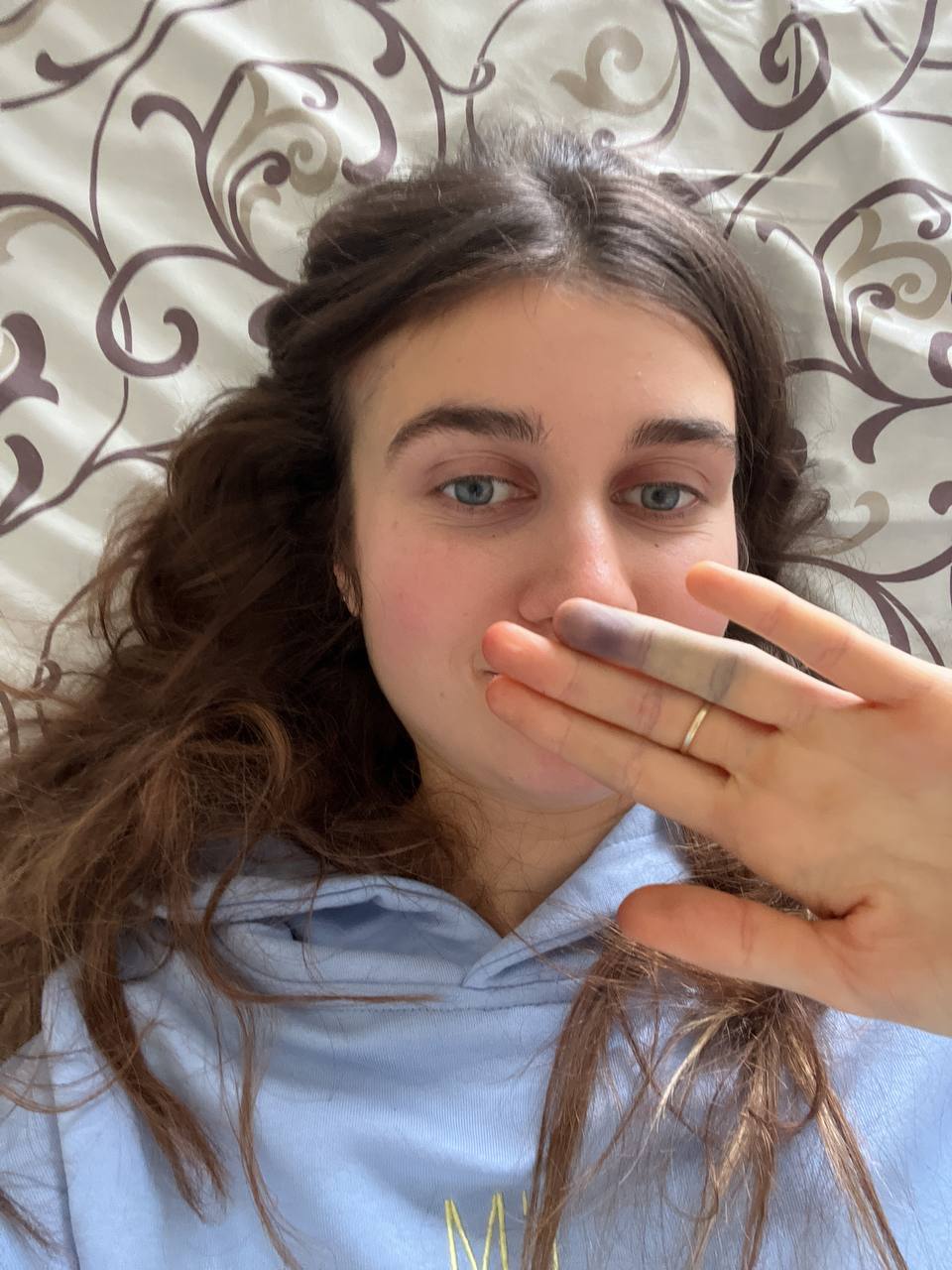 Jerry Heil показала, как выглядит после падения в оркестровую яму: "вставать и садиться не могу"