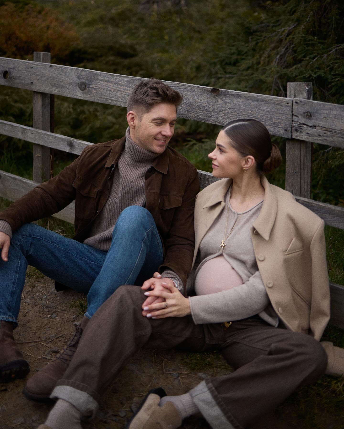 Ніжні обійми та поцілунки: вагітна дружина Остапчука розчулила романтичними фото з чоловіком