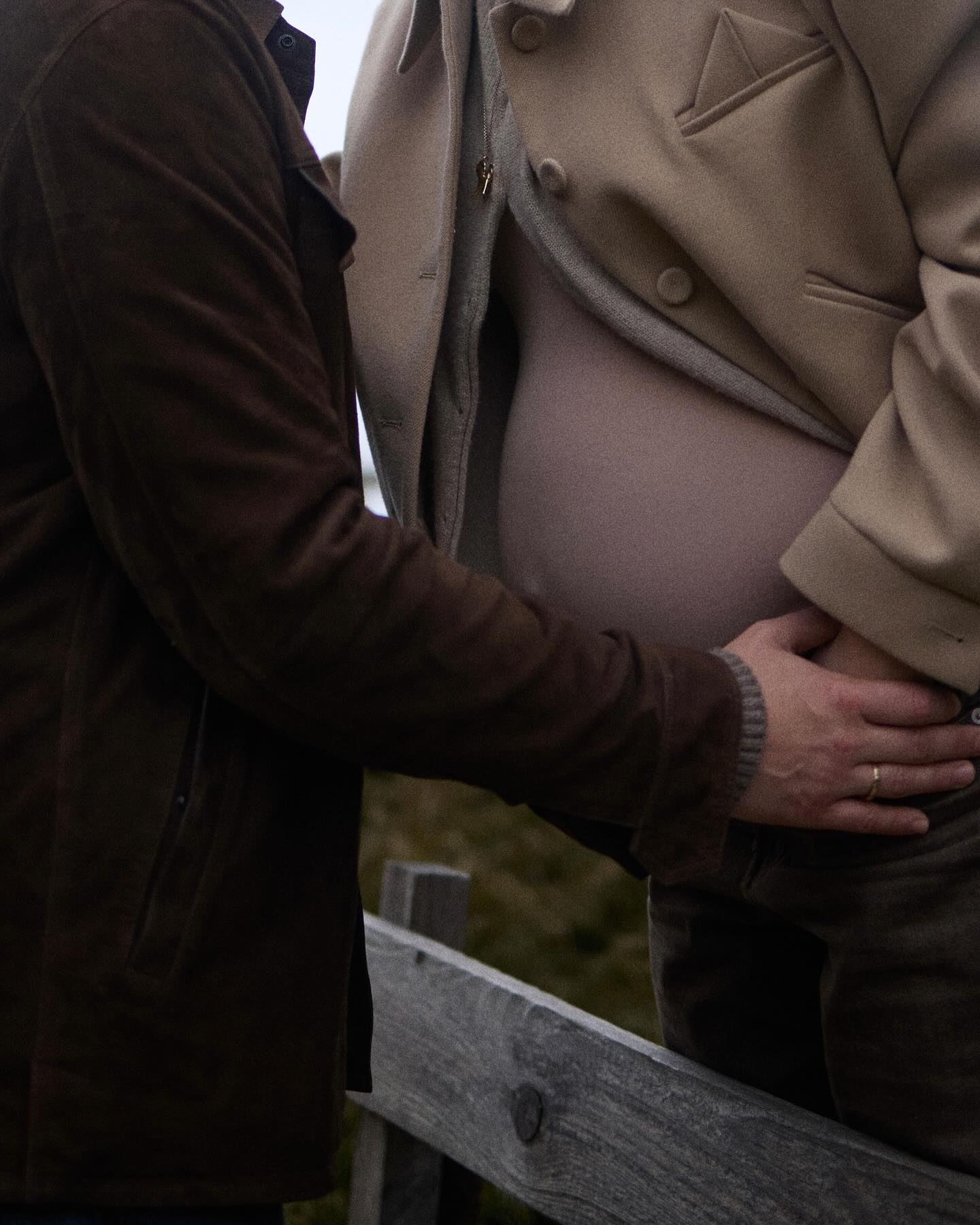 Ніжні обійми та поцілунки: вагітна дружина Остапчука розчулила романтичними фото з чоловіком