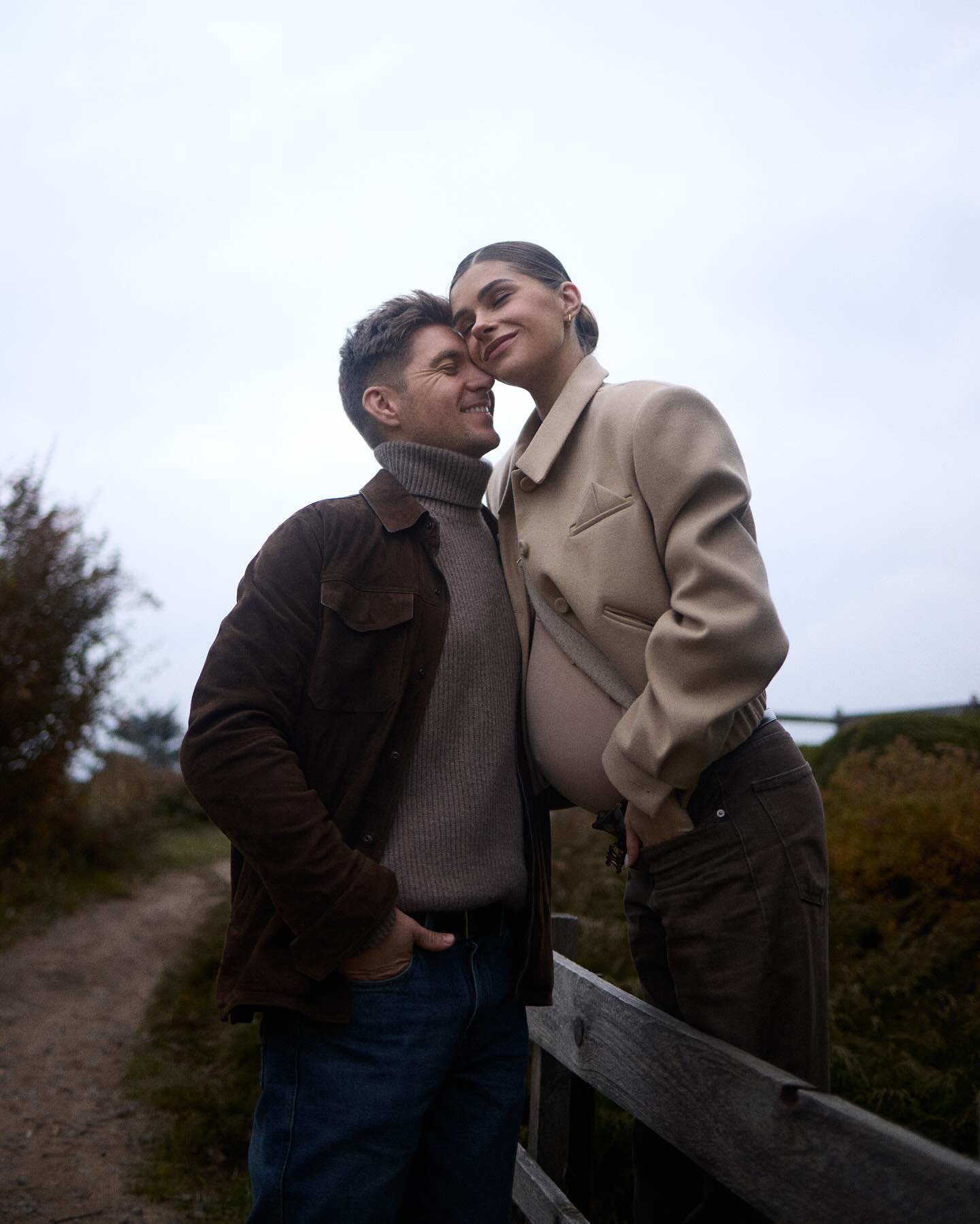 Ніжні обійми та поцілунки: вагітна дружина Остапчука розчулила романтичними фото з чоловіком