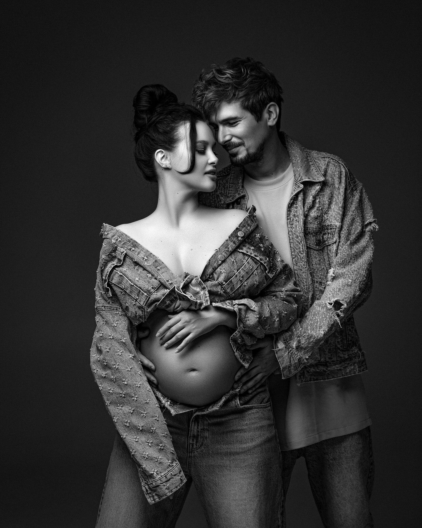 Жена Позитива очаровала смелыми фото без белья на последнем месяце беременности