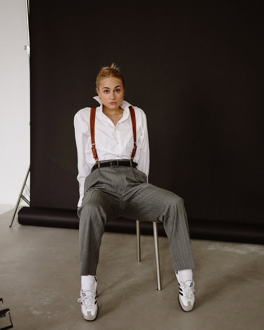 Як стилізувати звичайний сірий костюм: Анастасія Цимбалару показала модний прийом