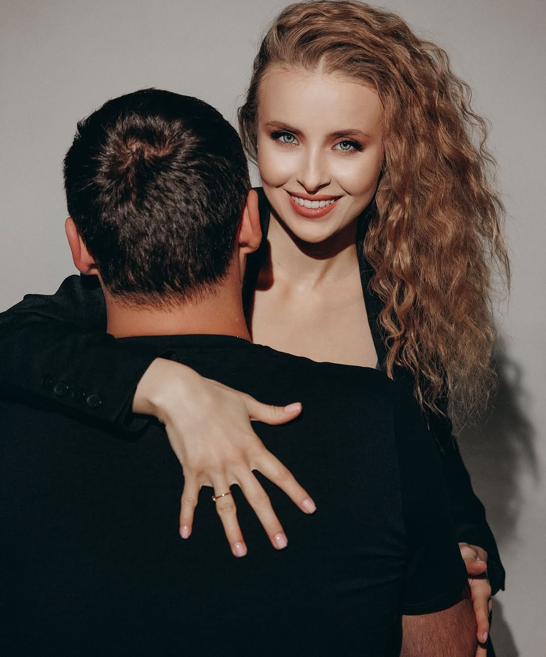 Звезда "Кріпосної" высказалась о свадьбе с возлюбленным, от которого родила дочь