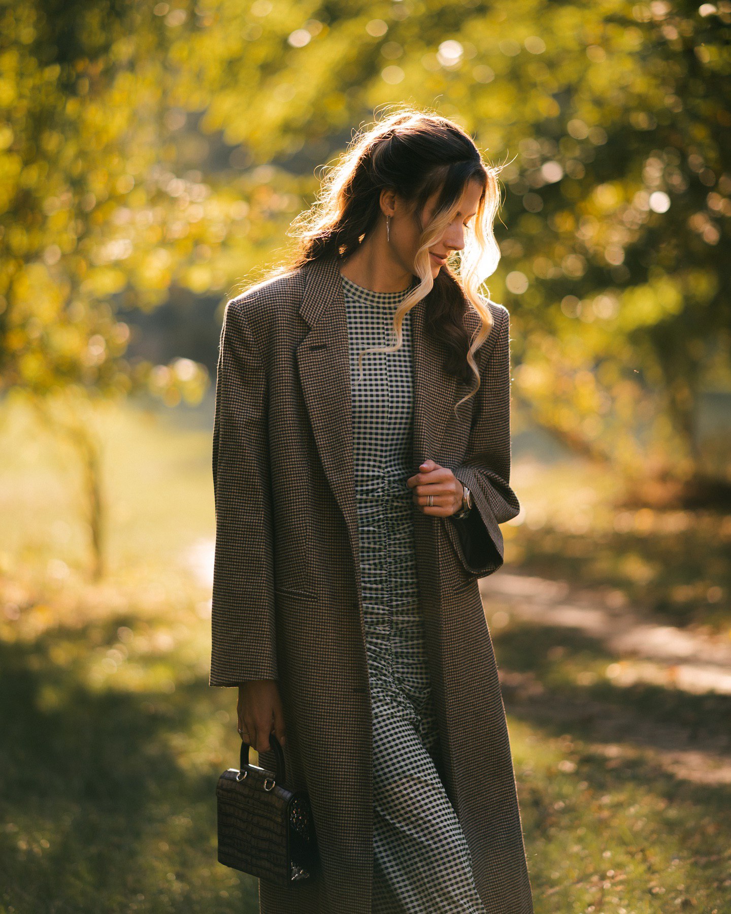 Массивное пальто и приталенное платье. Магучих показала стильный "лук" на осень (фото)