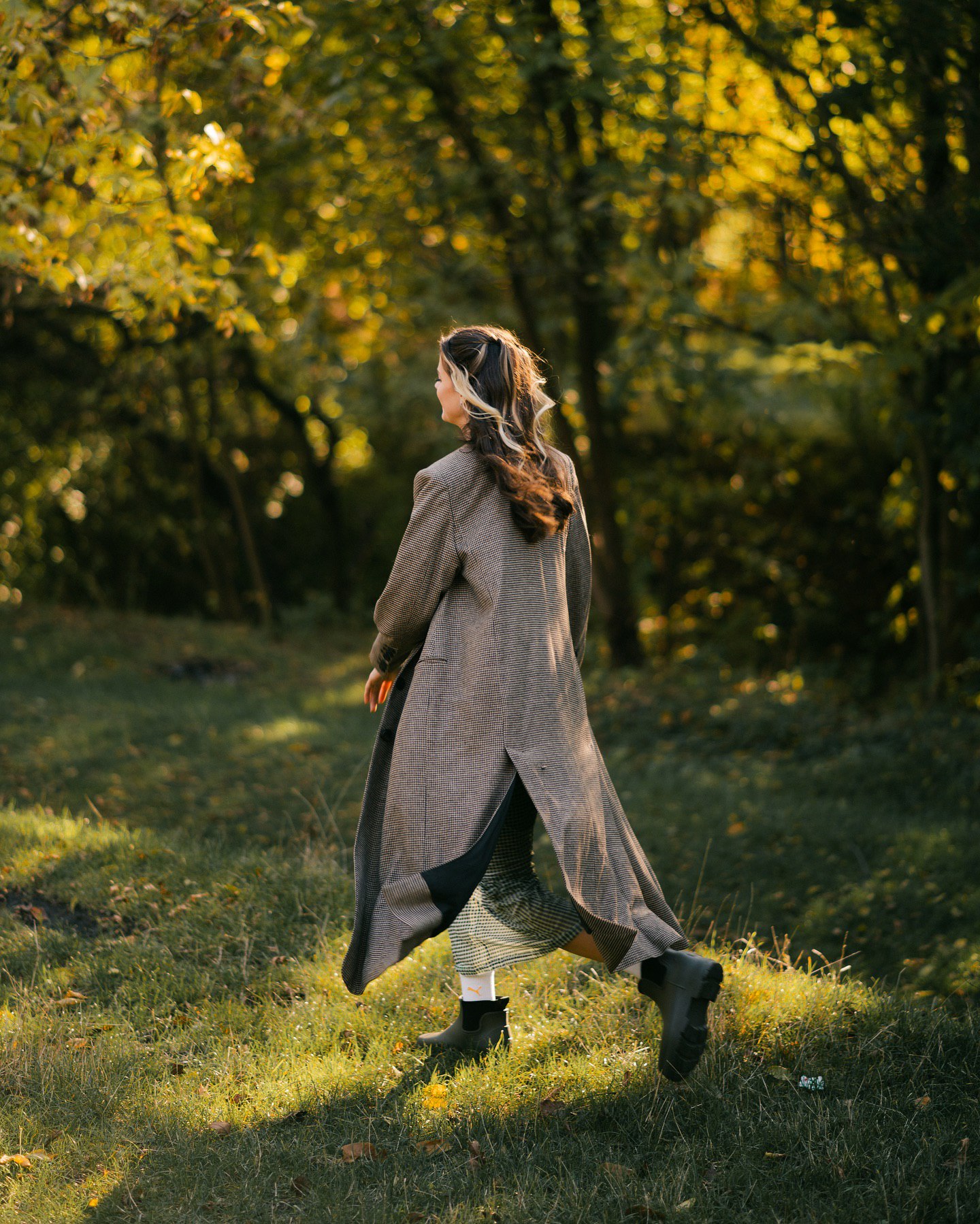 Массивное пальто и приталенное платье. Магучих показала стильный "лук" на осень (фото)